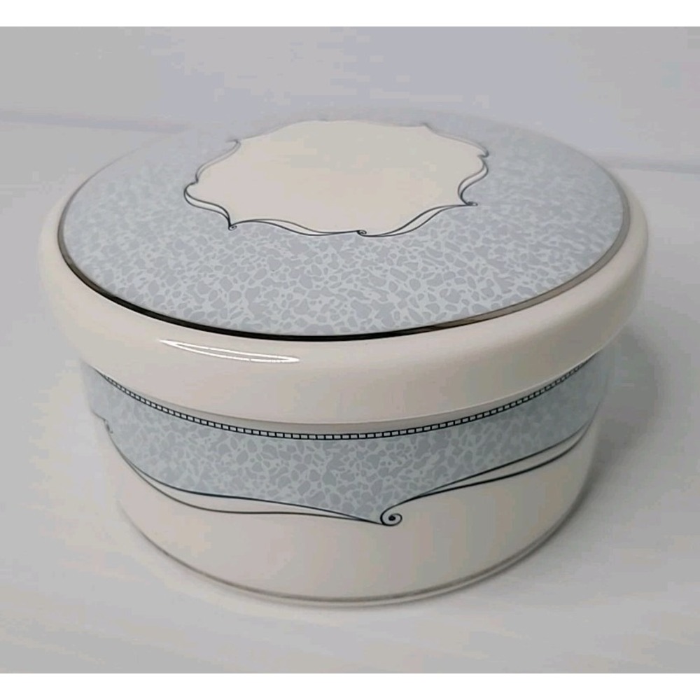 Wedgwood Venice‎ Round Trinket Box Blue White Silver Trim Bone China Nice!